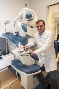 El doctor Eduardo Núñez Orduña, cirujano del Instituto de Cirugía Estética con el Robot Artas